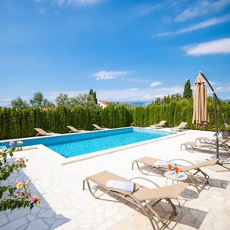 Villa Kontrada *