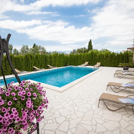 Villa Kontrada *